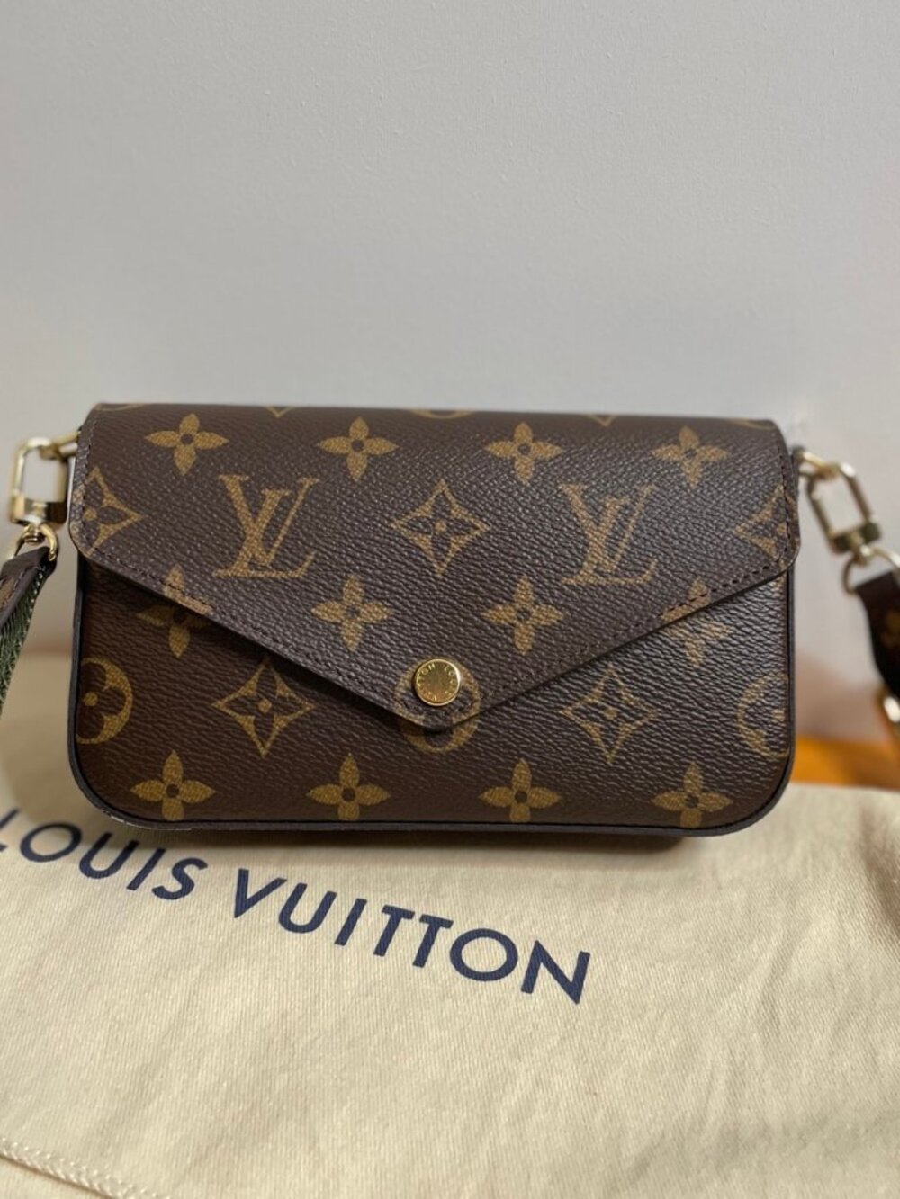 Louis Vuitton Felicie Strap & Go - Picture 3 of 8